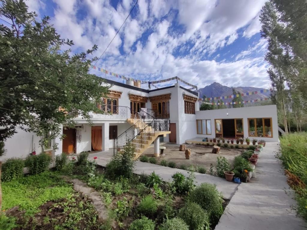 Sernang Homestay Hundar Buitenkant foto